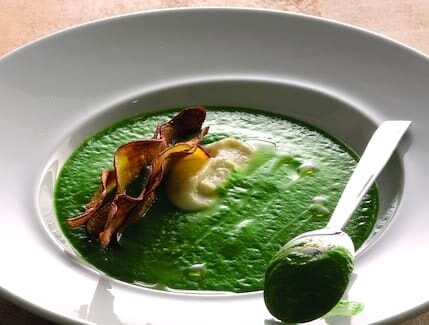Creme de espinafre, mousse de Bacalhau da Noruega e chips de batata doce