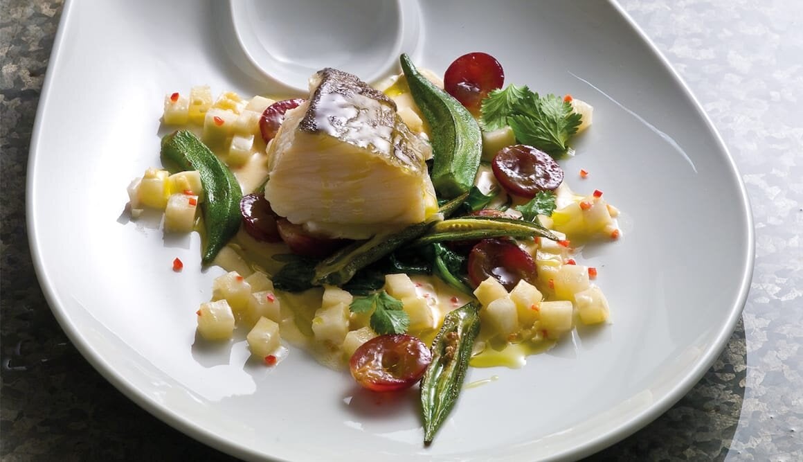 Lombo de Bacalhau da Noruega ao forno com espinafre e uvas