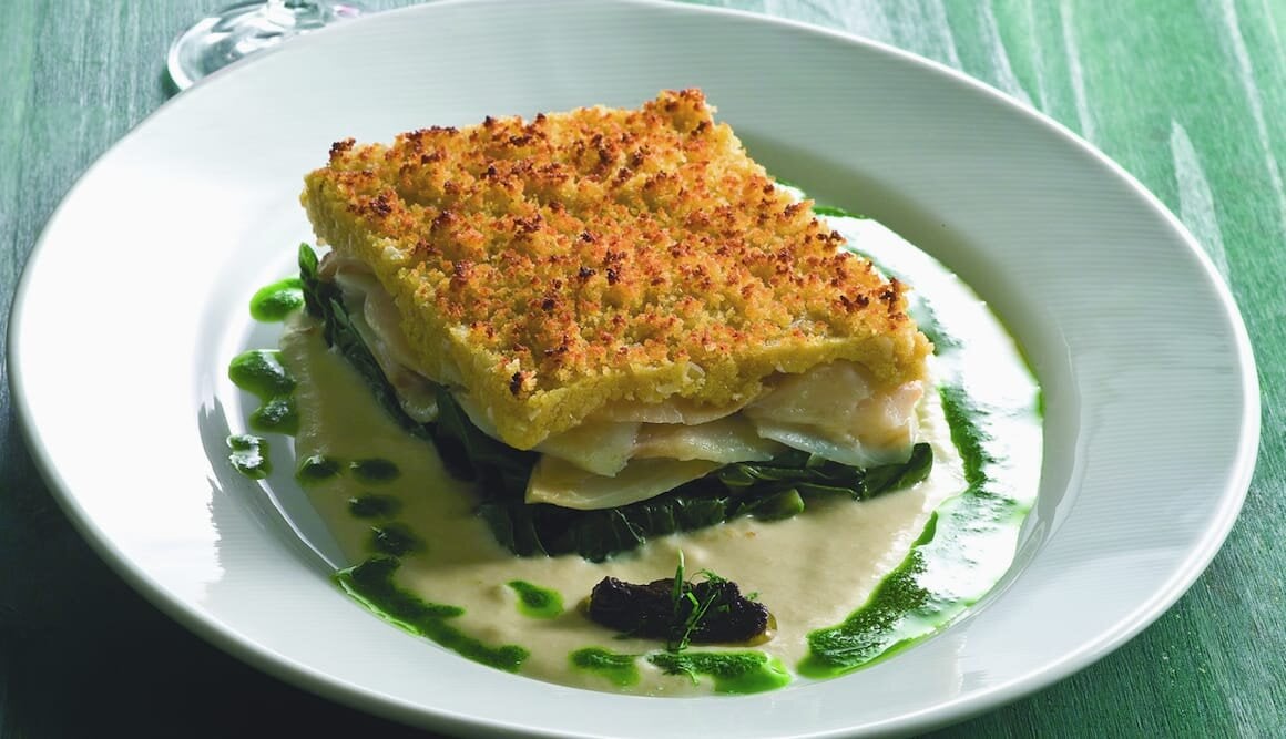 Bacalhau lascado com brotos e crosta de broa de milho portuguesa