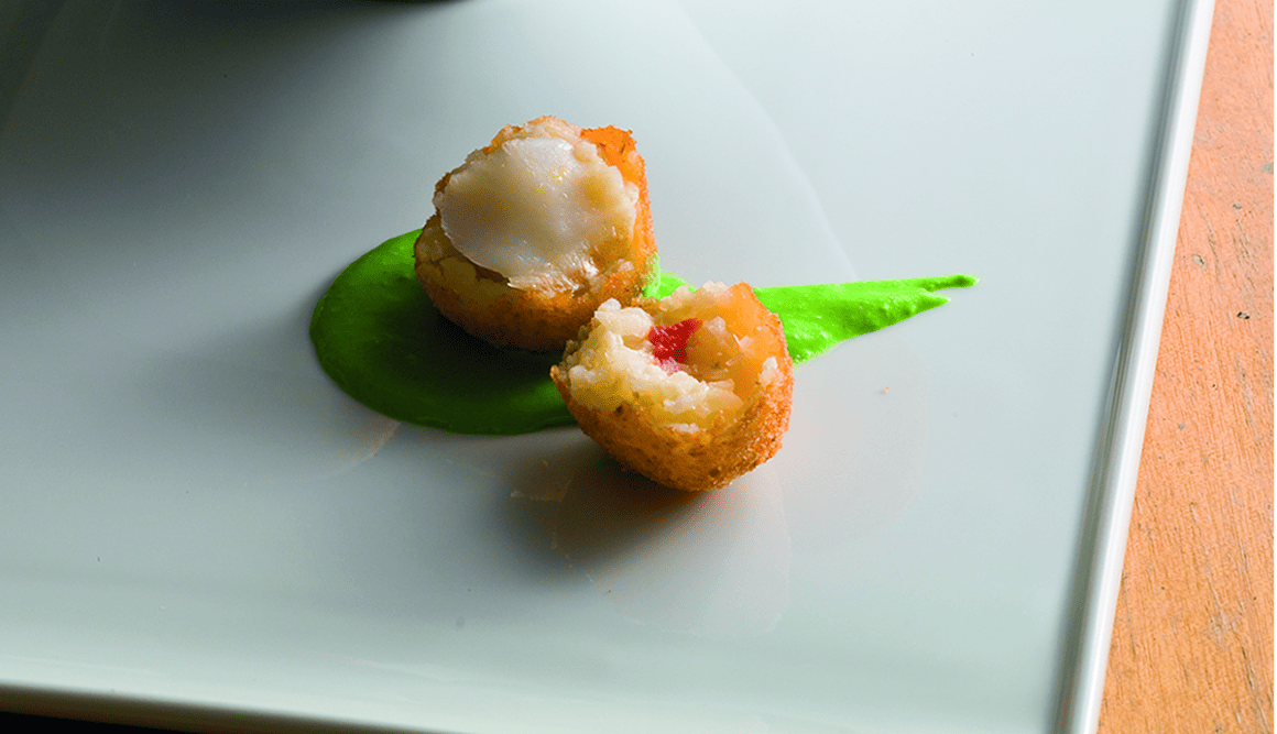 Bolinhos de arroz, bacalhau e queijo da serra com iogurte e agrião