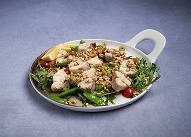 Salada com Saithe salgado seco da Noruega, castanhas e limão siciliano